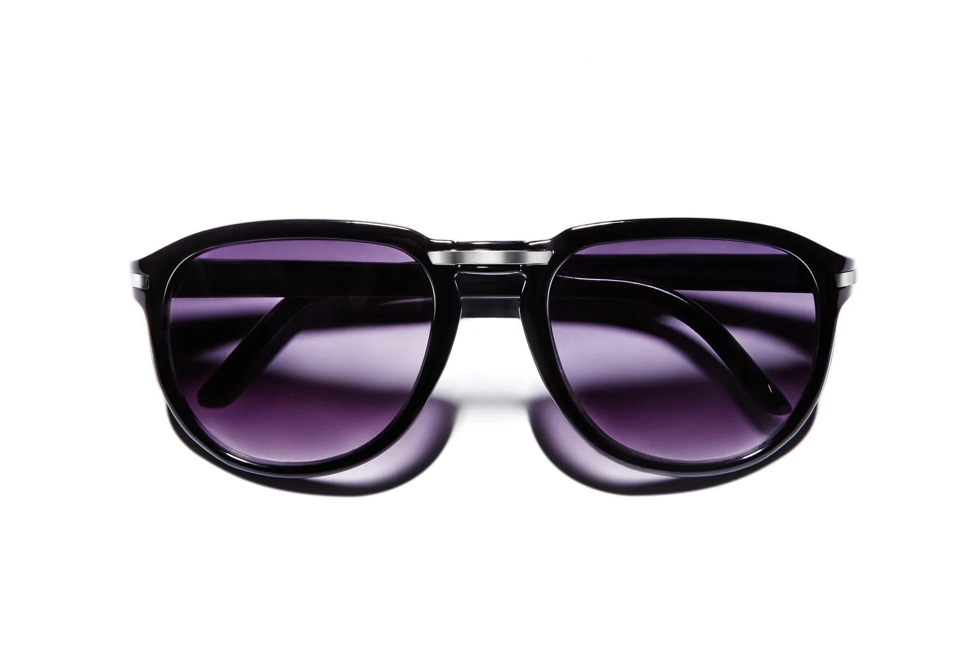 Black sunglasses with purple gradient lenses and silver hinges on a white background, for H&M.